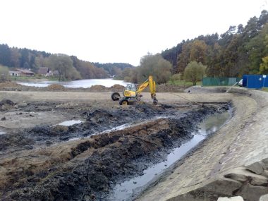 jez Soukeník - zemní práce pod přelivnou hranou